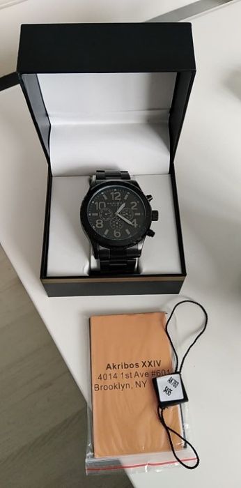 vand Ceas nou bărbătesc produs de calitate la cutie.