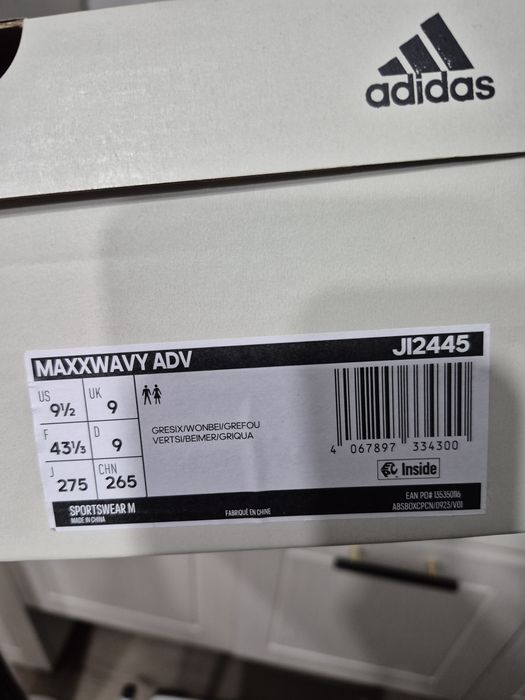 Продаю новые кроссовки Adidas