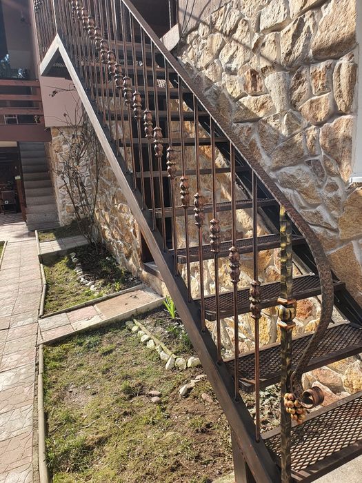 Porti,garduri,scari metalice, balustrade, confecții metalice, suduri a