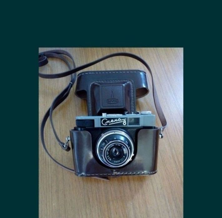 Часовници - настолни и ръчни; стари фотоапарати,броеници, стари телеф.