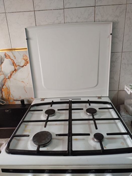 Кухни стул шкаф и газплитка