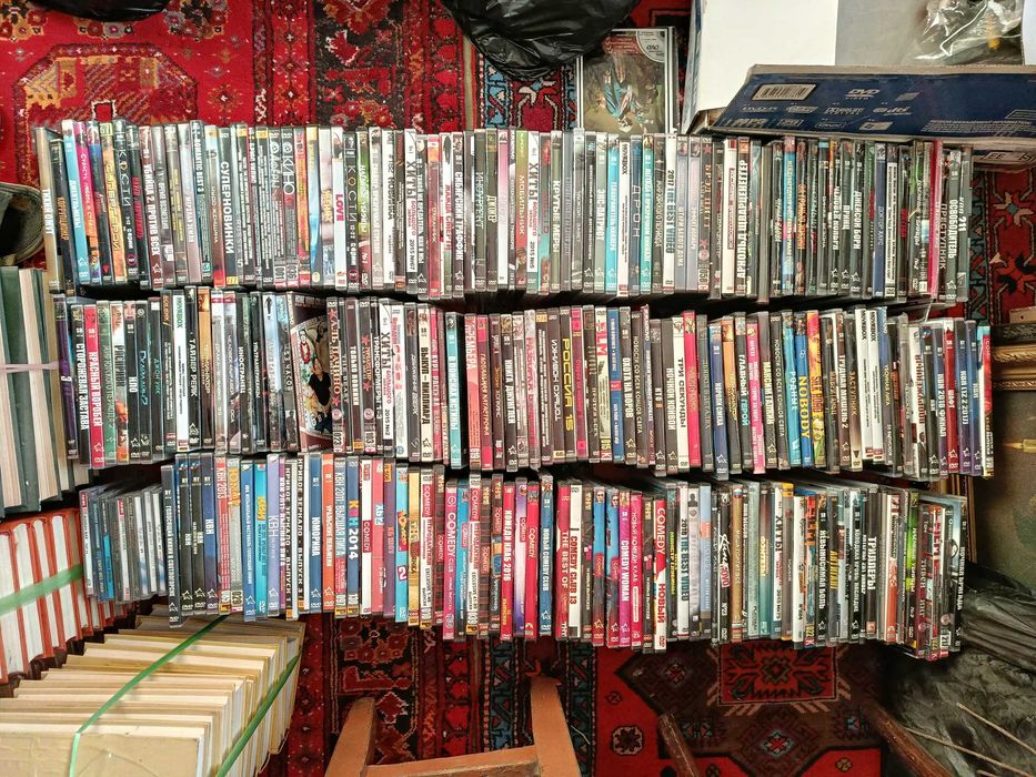 2 DVD проигрывателя и 500 Дисков