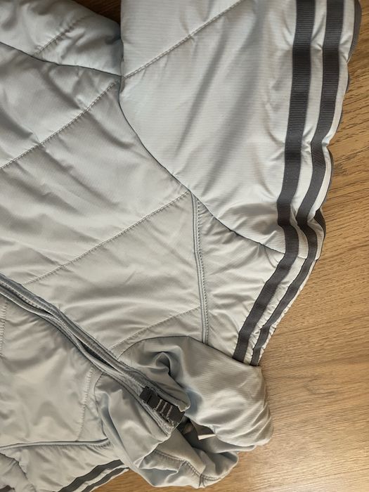 Яке адидас 2008та година с ленти