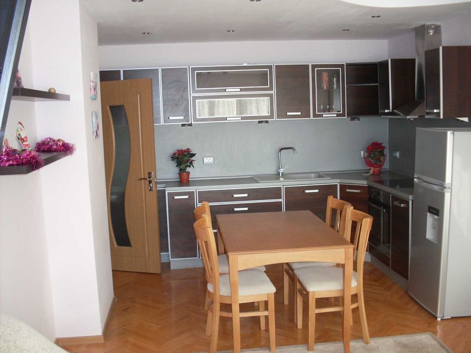 Дава се под наем Тристаен апартамент в Варна, Базар Левски - 75 кв.м за 525 € - Снимка #2