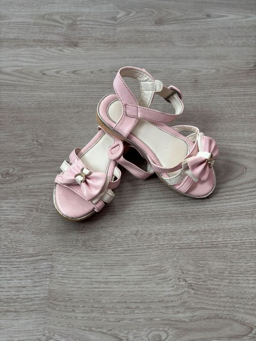 3 чифта нови сандали за момиче