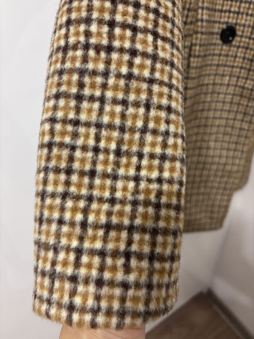 Чисто ново вълнено палто, произведено в Италия. Никога не е обличано.