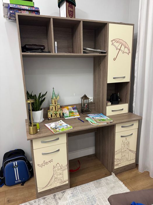 Детская кровать с письменным столом.