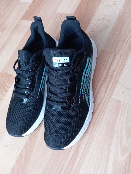 Продам кроссовки