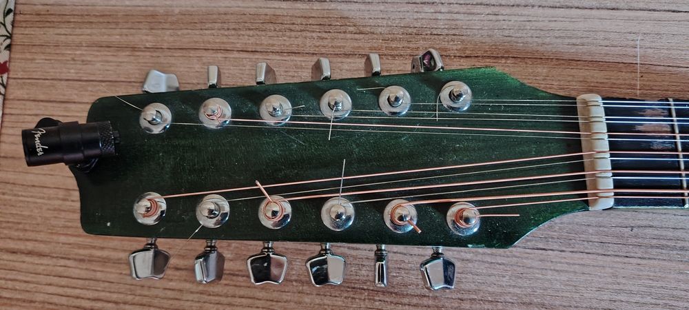 Vănd chitară electroacustuca marca Hora cu 12 corzi. Recondiționată recent.