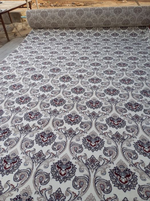 Fohishalar bilan qoplangan yuzlarining fotosuratlari