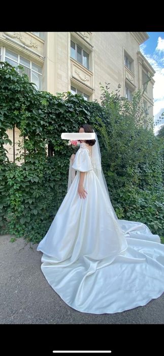Свадебное платье шикарное с шлейфом.