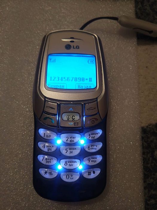 Кнопочный телефон LG W3ООО. 2002 год.