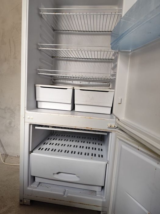 Холрдильник в хорошем сосстоянии