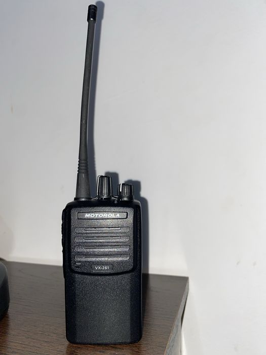 Радиостанция Motorola VX-261.