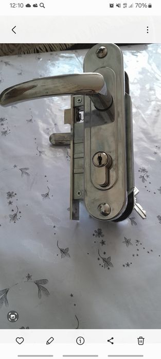 Замок дверной в отличном состоянии