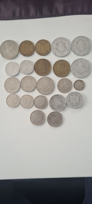 Vând diferite monede de colecție.