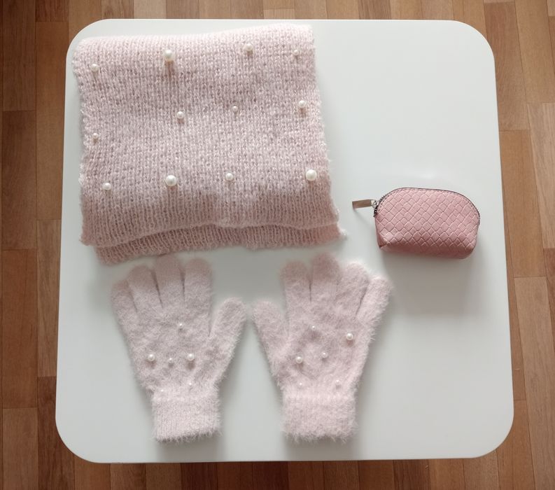 Кожено портмоне, шал и ръкавици