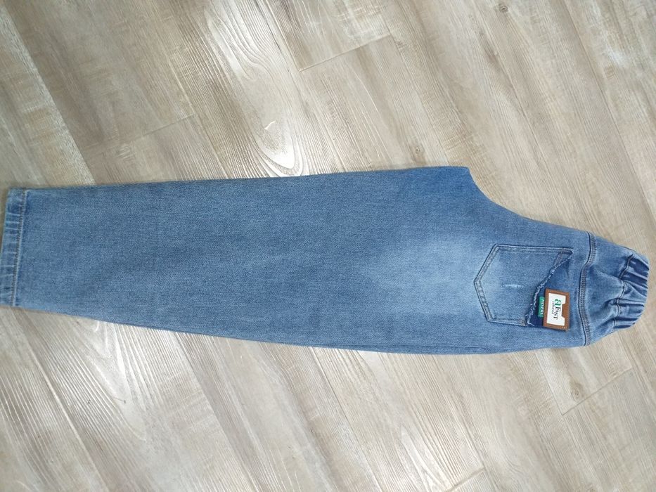Джинсы для девочек и мальчиков подходят140-146 рост