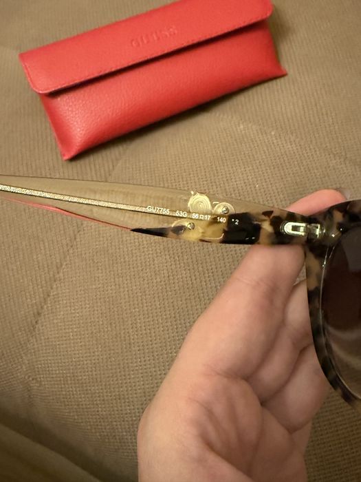 Продавам очила на Guess