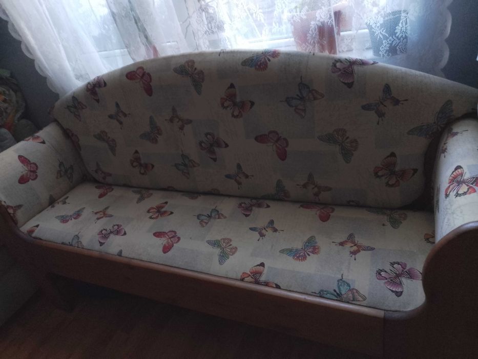 Продавам канапе с дървена рамка