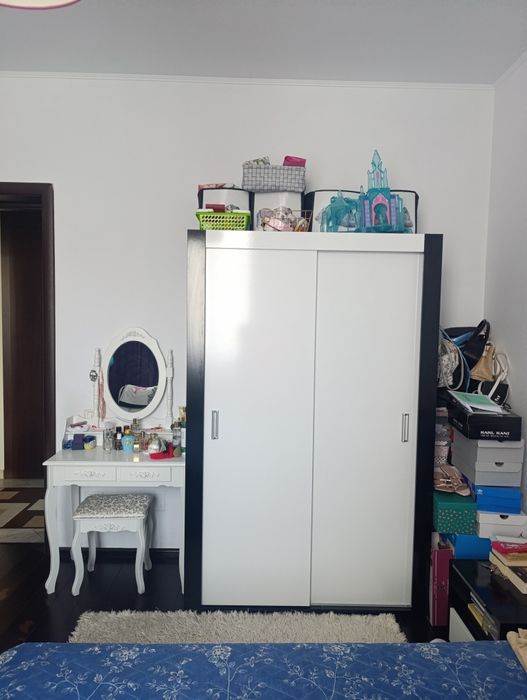 Dulap uși glisante 120x180h / Măsuță de machiaj cu scaun