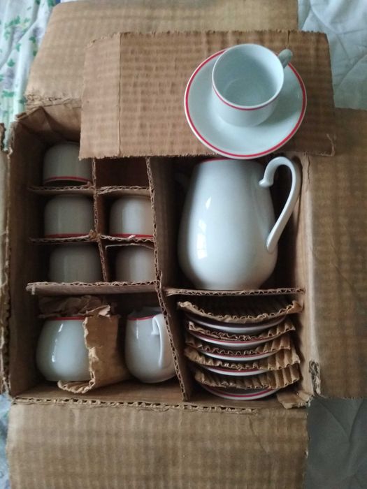 Продавам нови КЕРАМИЧНИ СЕРВИЗИ от соца за вино, ракия