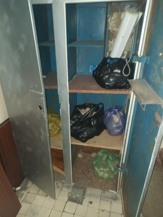 Железный шкаф продаётся