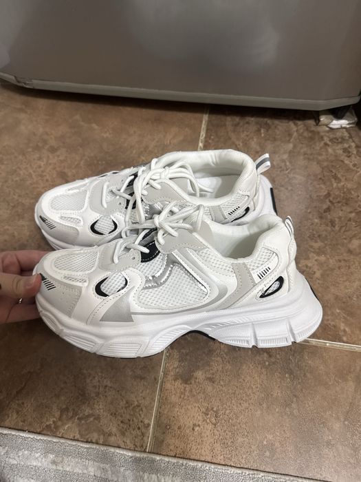 Белые кроссы новые