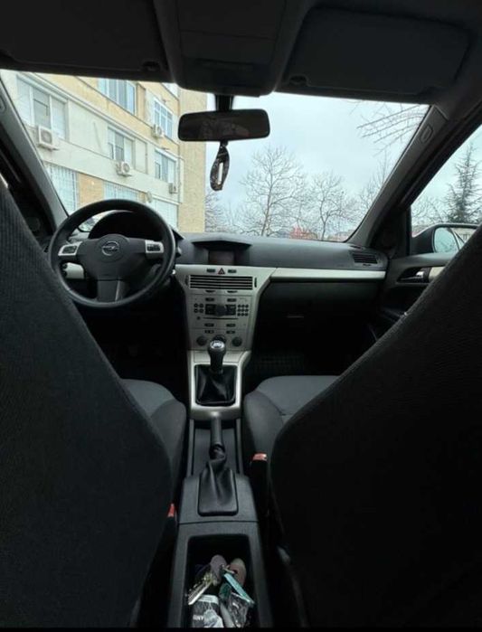 Продавам лек автомобил