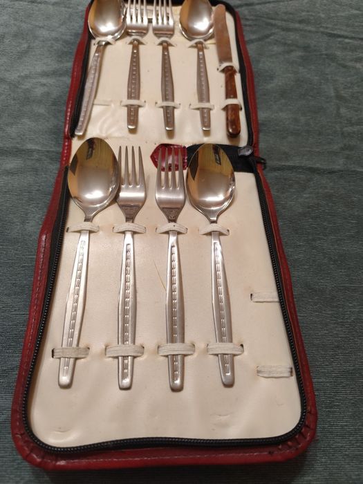 Продавам комплект лъжици и вилици.