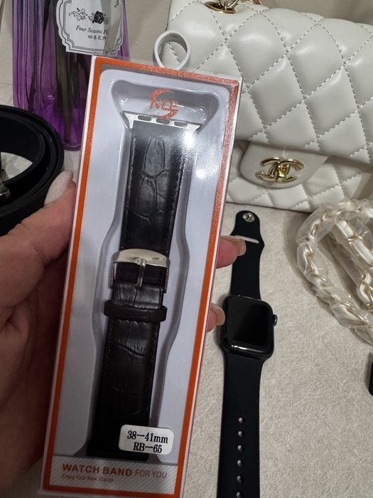 Apple Watch 4 б/у , в подарок ремешок .