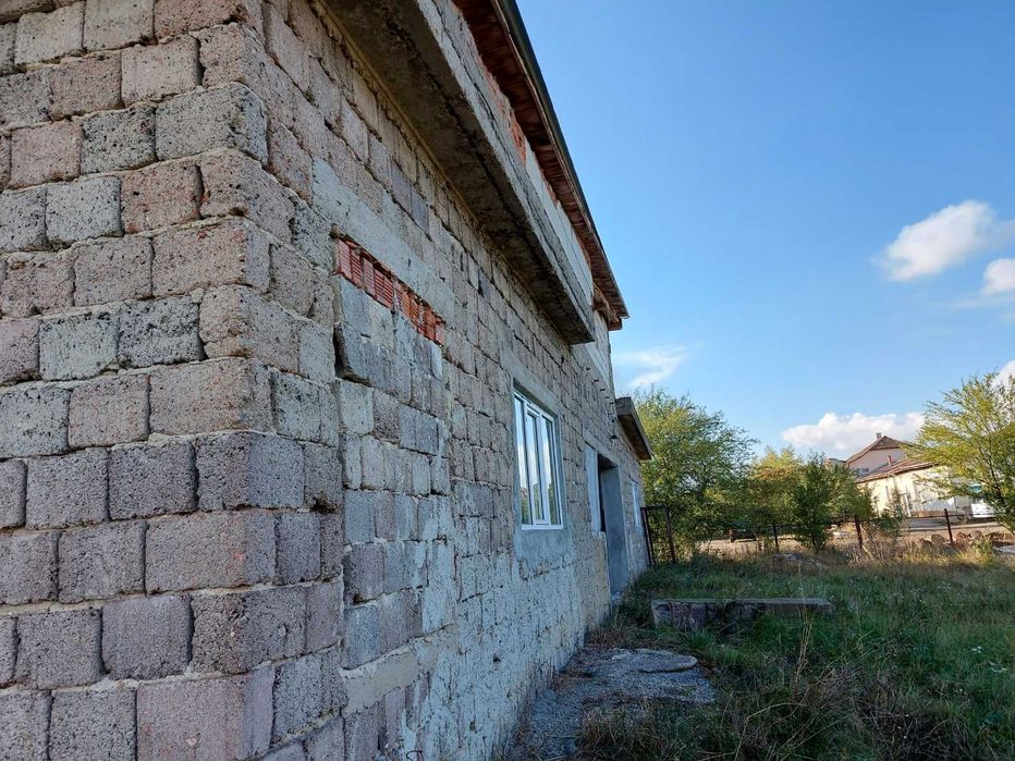 Hala 450  mp,teren 3000 mp la 35 km de vama Petea cu Ungaria