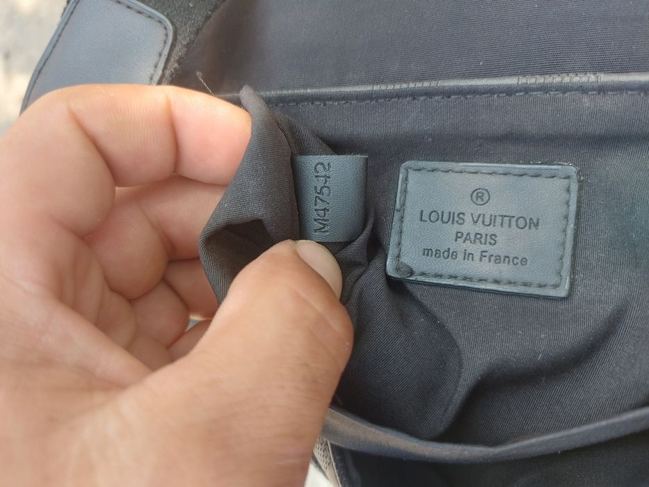 Louis Vuitton Damier Graphite District GM Messenger Bag. Ref: M47542