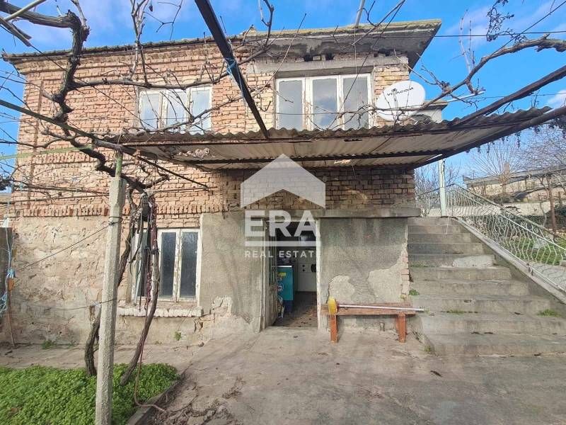 Едноетажна тухлена къща за продажба, с двор, в долната част на кв. Пов
