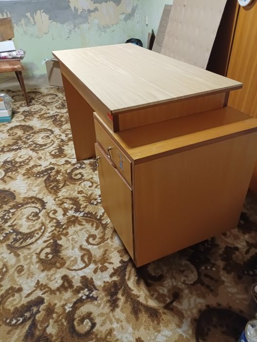 Продавам бюро от дървен материал,