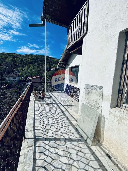 Двуетажна къща с двор и гараж за продажба, гр. Балчик, Я.И.