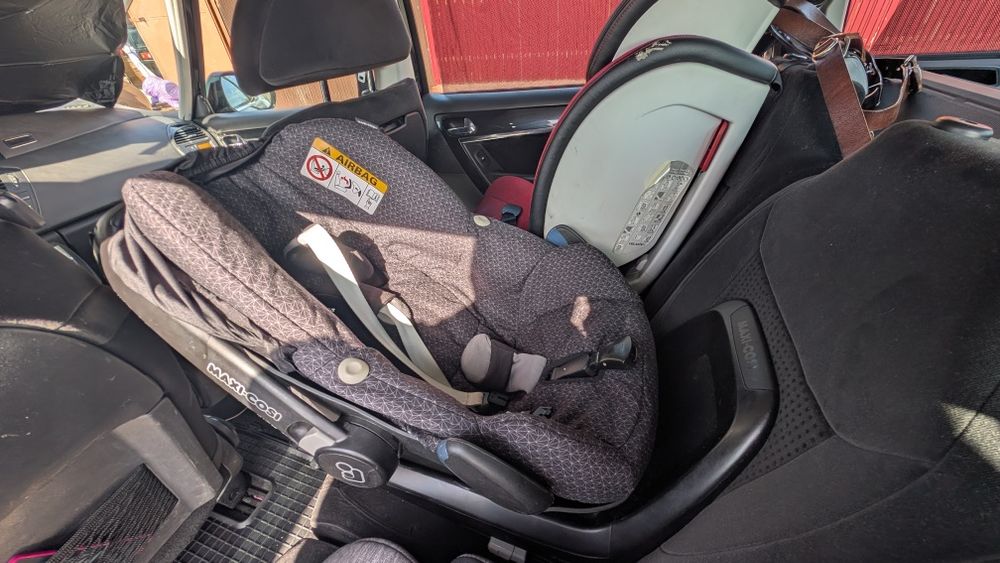 Set Complet Maxi-Cosi: Bază Isofix FamilyFix + Scoică Cabriofix + Scaun Pearl
