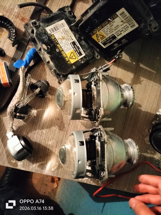 Фары таета авенсис  2008