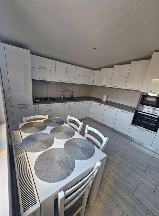 Persoana fizica inchiriez apartament 3 camere + curte