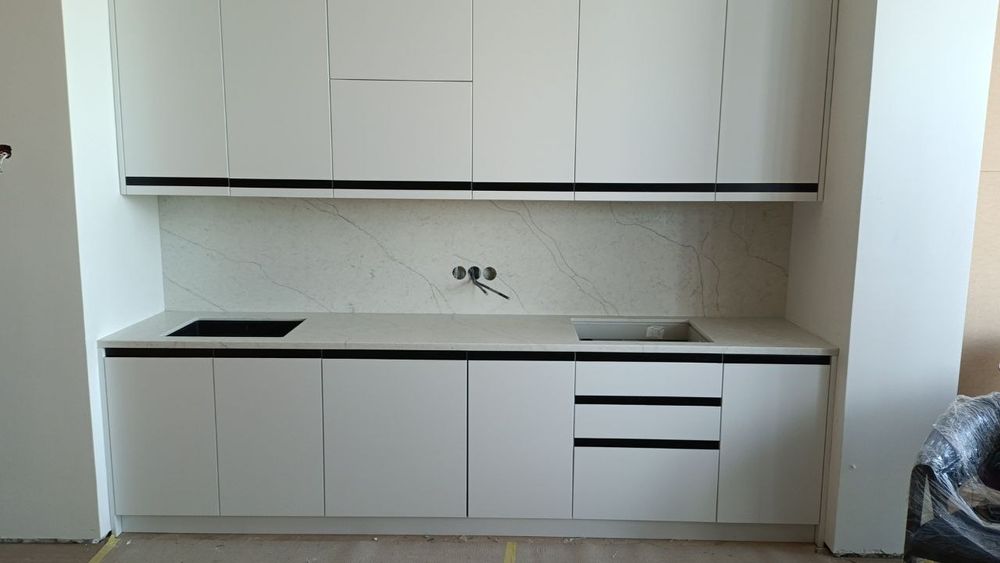 Столешница из искусственного камня  и корпусная мебель,кухни