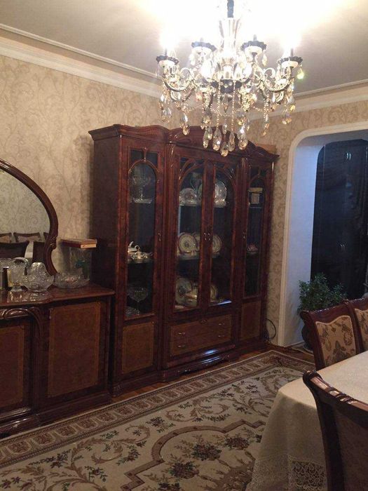 Продается мебель в зал: горка, комод и стол