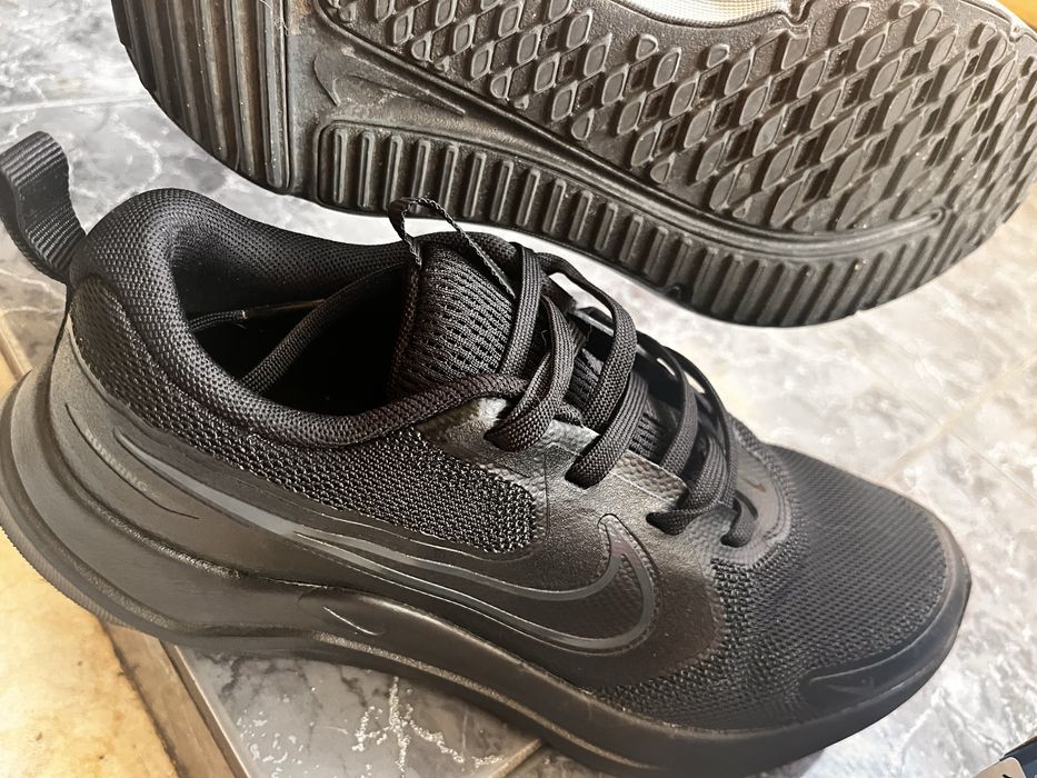 Спортни маратонки носени броени пътш саво в зала за фитнес