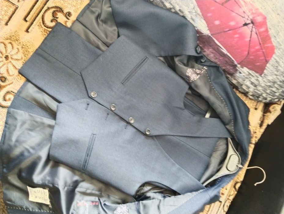 Костюм тройка школьный