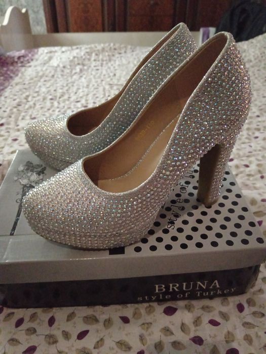 Toshli juda chiroyli toy va oqshomlar uchun razmerlari 36