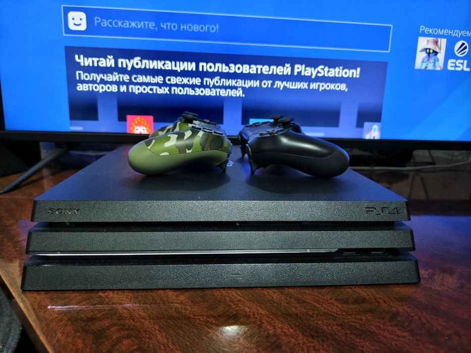 Sony PlayStation 4 Pro 1TB + 2 геймпада, 3 игры, коробка