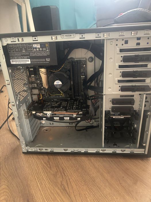 Calculator/PC gaming• i7-6700• GTX 1060 ( 6Gb) • 16gb ram DDR4 • SSD nou  + HDD