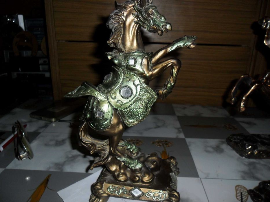 Продам статуэтку лошади