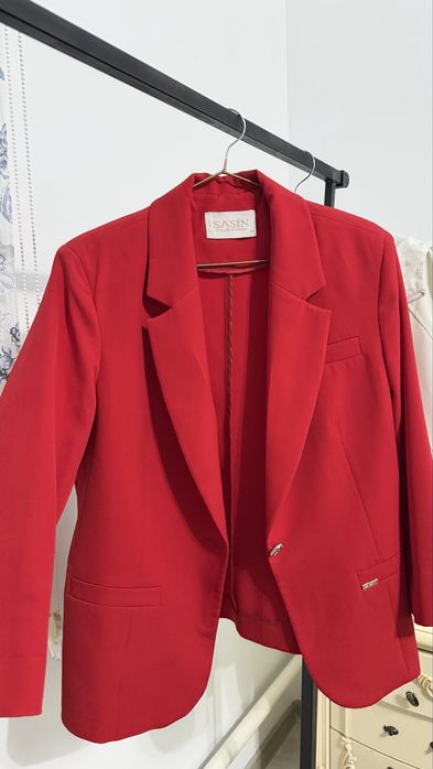 Әртүрлі түсте пиджактар бар