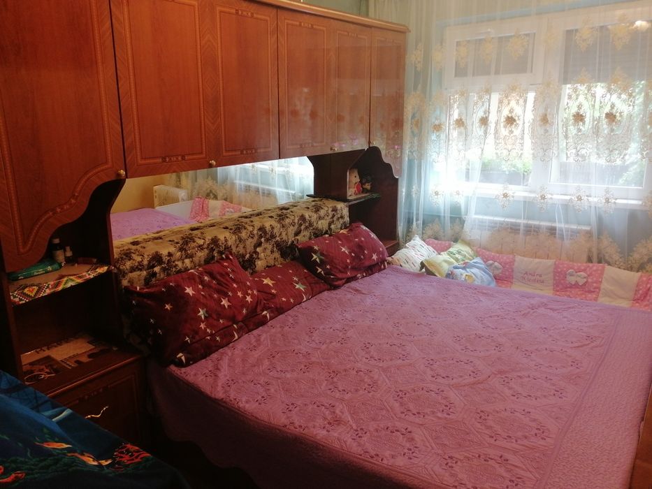 Vând apartament cu 3camere etaj 1 mobilat zona alunisi este izolat zona liniștit