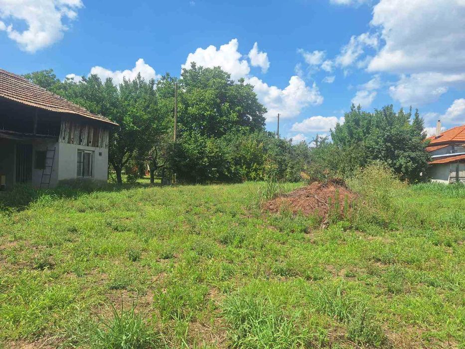 Парцел на главната улица в с.Козаревец